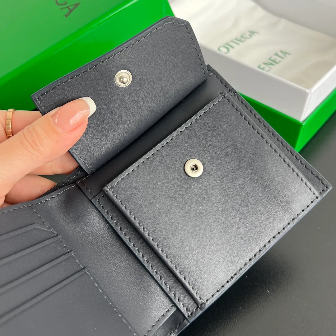 #Bv New Bi-fold Short Clip with Coin Pouch 805654👏 Finally a men’s wallet with a coin pouch! You can easily find change🤏 Made of original cowhide, it is soft and delicate and will make people want to touch it all the time. It is equipped with 4 card slots, 2 banknote compartments, 2 extra pockets, and 1 coin purse. It is very tasteful and low-key. It is very good in terms of texture and practicality. Highly recommended👍👍 Size: 11x9.5 p600
